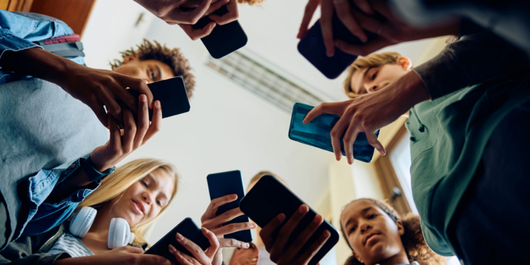 El 89 % de los jóvenes de entre 16 y 29 años de la UE utilizaban redes sociales en 2025