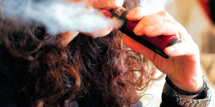 Bruselas advierte de la necesidad de adaptar la normativa del tabaco ante nuevos productos y su uso entre jóvenes