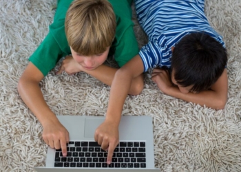 Bruselas asegura que la aplicación digital para verificar la edad de los usuarios en línea está lista para su implementación