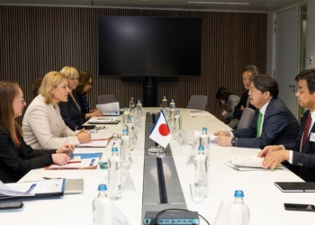 La Unión Europea y Japón acuerdan acelerar la cooperación en IA, computación cuántica y chips