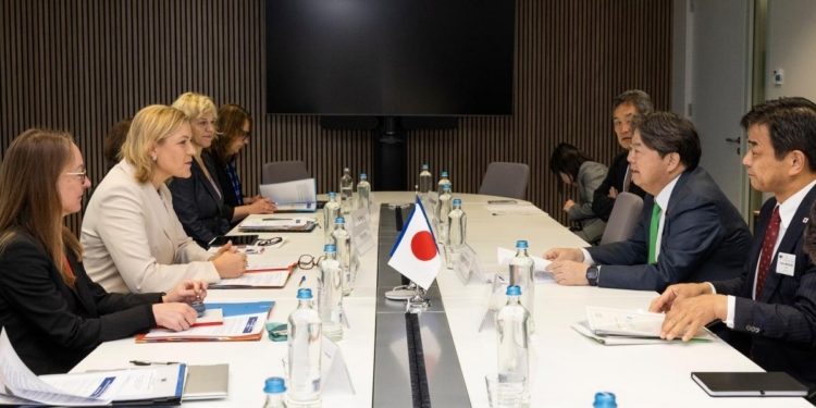 La Unión Europea y Japón acuerdan acelerar la cooperación en IA, computación cuántica y chips