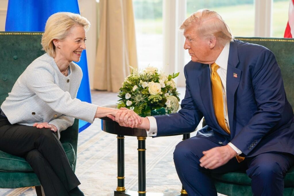 Ursula von der Leyen y Donald Trump estrechando manos en reunión