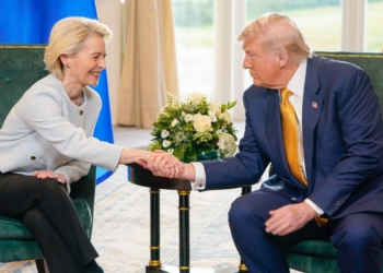 Ursula von der Leyen y Donald Trump estrechando manos en reunión