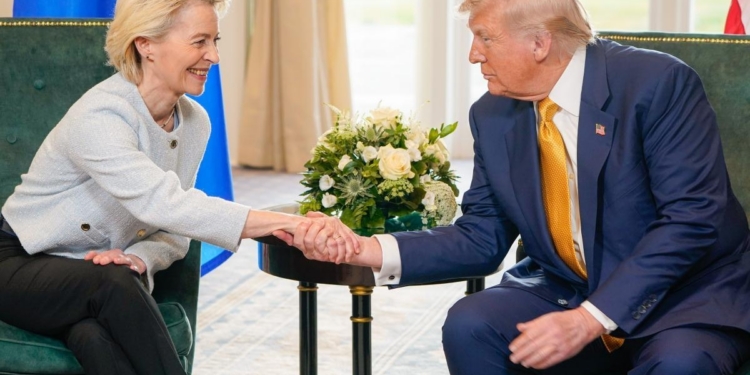 Ursula von der Leyen y Donald Trump estrechando manos en reunión