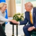 Ursula von der Leyen y Donald Trump estrechando manos en reunión