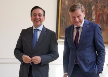 Ministros de Asuntos Exteriores de España y Alemania sonriendo en reunión