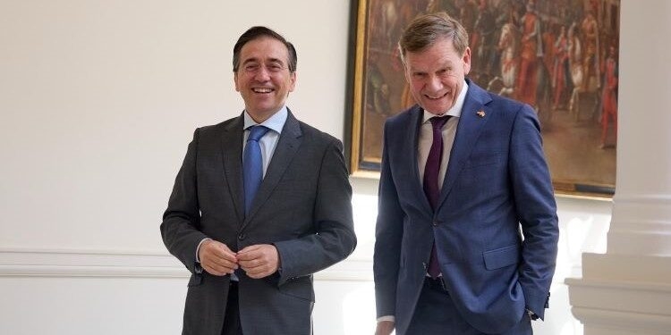 Ministros de Asuntos Exteriores de España y Alemania sonriendo en reunión