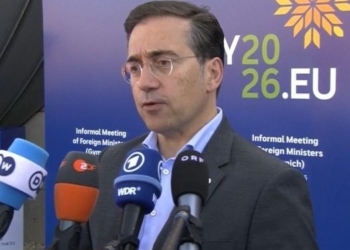 José Manuel Albares hablando en una conferencia de prensa sobre la guerra de Ucrania