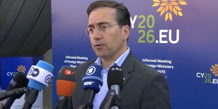 José Manuel Albares hablando en una conferencia de prensa sobre la guerra de Ucrania