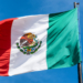 Bandera de México ondeando contra un cielo azul claro