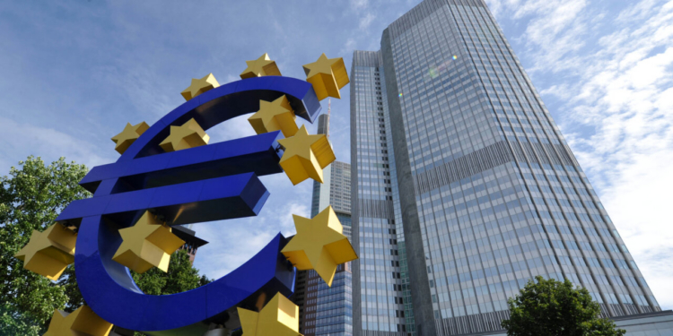 El BCE enfría la subida de tipos y reabre el debate sobre la represión financiera en Europa