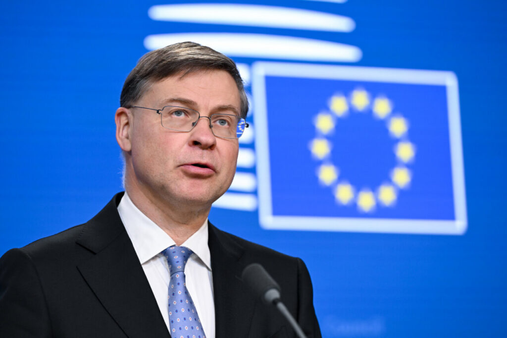 Comisario europeo de Economía Valdis Dombrovskis hablando sobre sanciones a Rusia