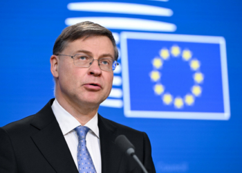 Comisario europeo de Economía Valdis Dombrovskis hablando sobre sanciones a Rusia