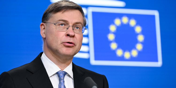 Comisario europeo de Economía Valdis Dombrovskis hablando sobre sanciones a Rusia