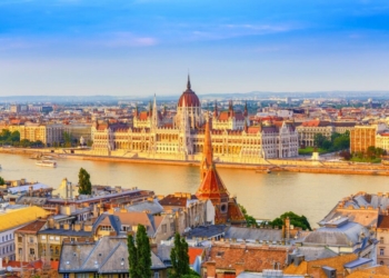 Vista panorámica del Parlamento de Budapest al atardecer