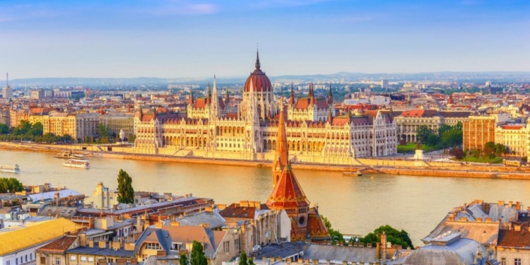 Vista panorámica del Parlamento de Budapest al atardecer
