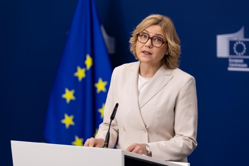 Mujer hablando en una conferencia sobre comunicaciones satelitales en Europa