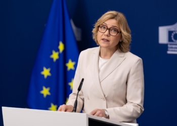 Mujer hablando en una conferencia sobre comunicaciones satelitales en Europa