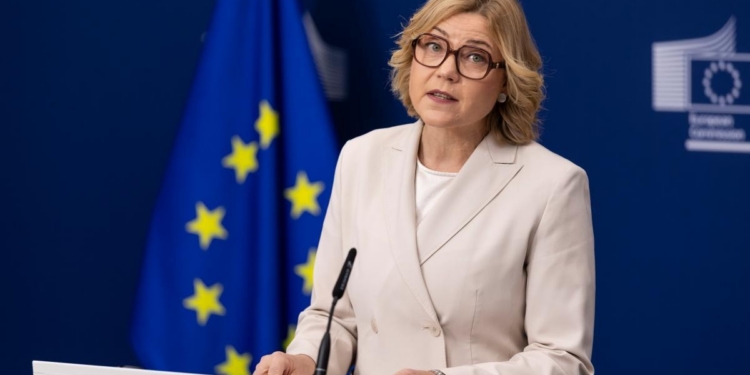 Mujer hablando en una conferencia sobre comunicaciones satelitales en Europa