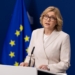 Mujer hablando en una conferencia sobre comunicaciones satelitales en Europa