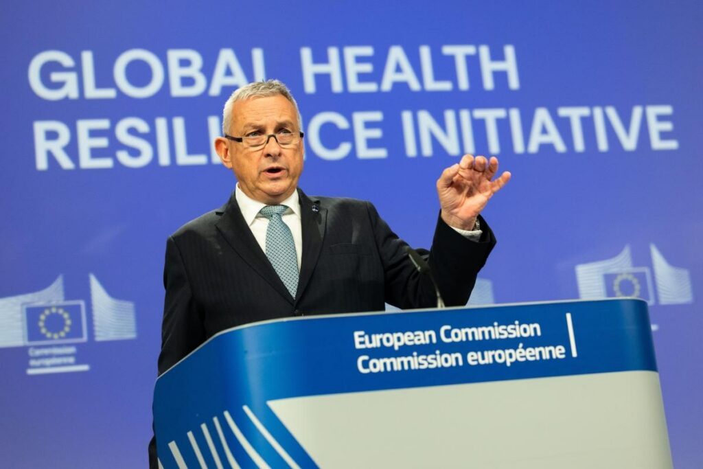 Un representante de la Comisión Europea presenta una iniciativa de salud global.