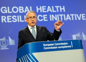 Un representante de la Comisión Europea presenta una iniciativa de salud global.