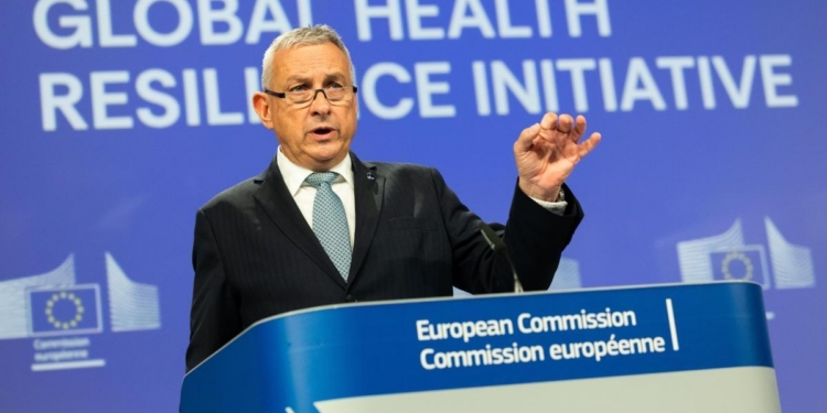 Un representante de la Comisión Europea presenta una iniciativa de salud global.