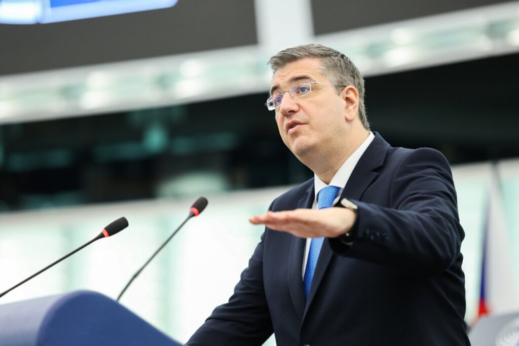 Comisario europeo de Transportes hablando sobre el brote de hantavirus