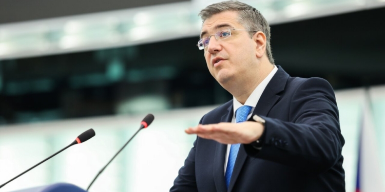 Comisario europeo de Transportes hablando sobre el brote de hantavirus