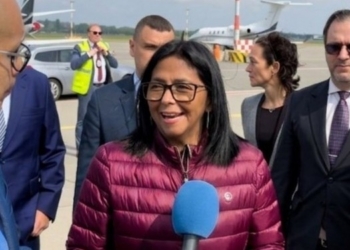 Delcy Rodríguez sonriente en el aeropuerto durante su llegada a un evento internacional