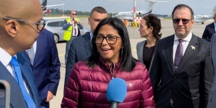 Delcy Rodríguez sonriente en el aeropuerto durante su llegada a un evento internacional