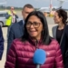 Delcy Rodríguez sonriente en el aeropuerto durante su llegada a un evento internacional