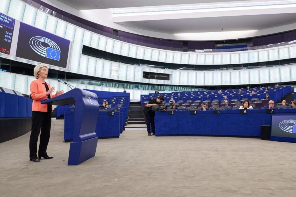Discurso en el Parlamento Europeo con oradora y audiencia