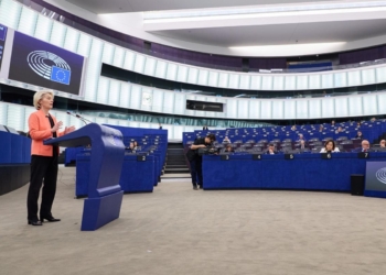 Discurso en el Parlamento Europeo con oradora y audiencia