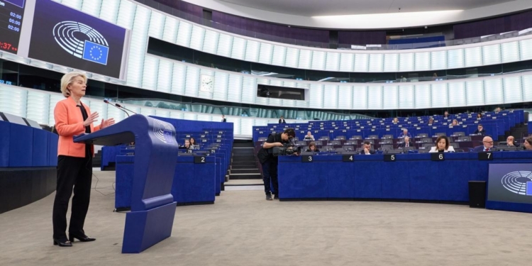 Discurso en el Parlamento Europeo con oradora y audiencia