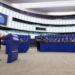Discurso en el Parlamento Europeo con oradora y audiencia