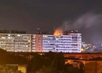 Edificio residencial en Rumanía con incendio tras impacto de dron ruso