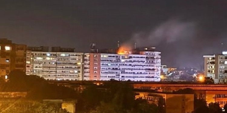 Edificio residencial en Rumanía con incendio tras impacto de dron ruso