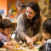 Maestra interactuando con niños en un aula de educación preescolar