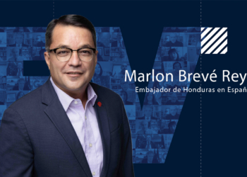 Marlon Brevé Reyes, embajador de Honduras en España, en un retrato profesional.
