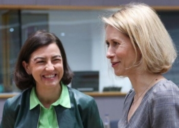 Dos mujeres conversando en una reunión sobre cooperación al desarrollo en la UE.