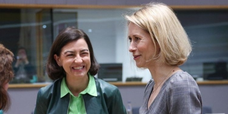 Dos mujeres conversando en una reunión sobre cooperación al desarrollo en la UE.