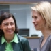 Dos mujeres conversando en una reunión sobre cooperación al desarrollo en la UE.