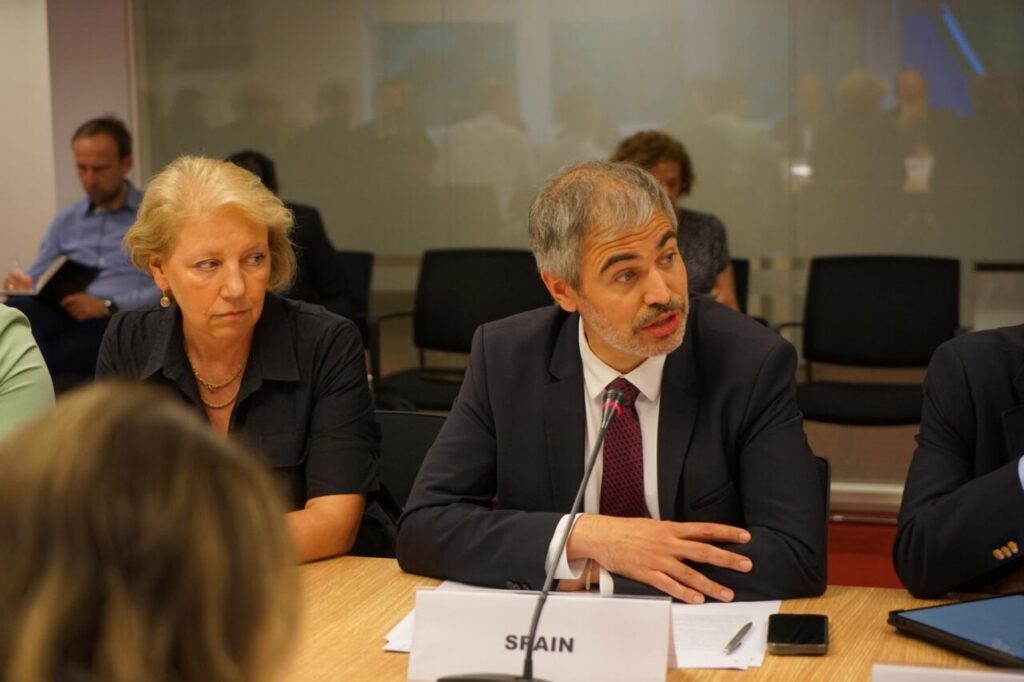 Reunión de representantes de España discutiendo política de cohesión en la UE