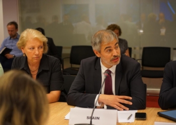 Reunión de representantes de España discutiendo política de cohesión en la UE