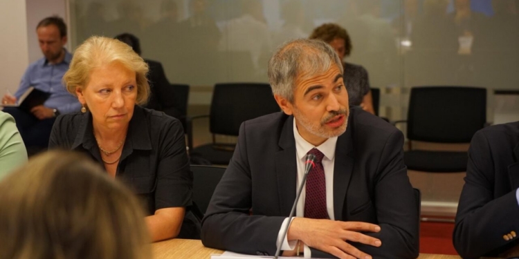 Reunión de representantes de España discutiendo política de cohesión en la UE