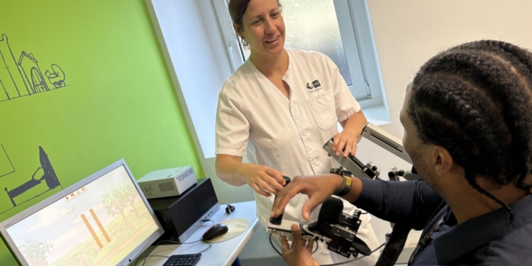 Profesional de la salud interactuando con un paciente en el hospital