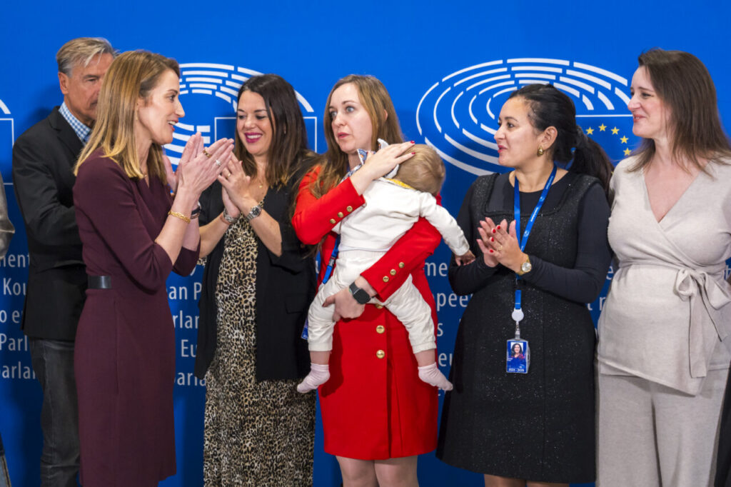 Eurodiputadas celebrando la aprobación de la delegación de voto con un bebé.