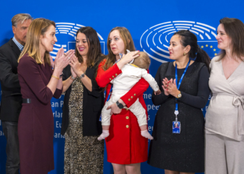 Eurodiputadas celebrando la aprobación de la delegación de voto con un bebé.