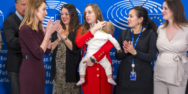 Eurodiputadas celebrando la aprobación de la delegación de voto con un bebé.